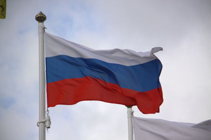 Кремль: НАТО воспринимает РФ как противника флаг России