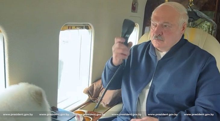 Над тремя регионами Беларуси пролетал вертолет с Лукашенко