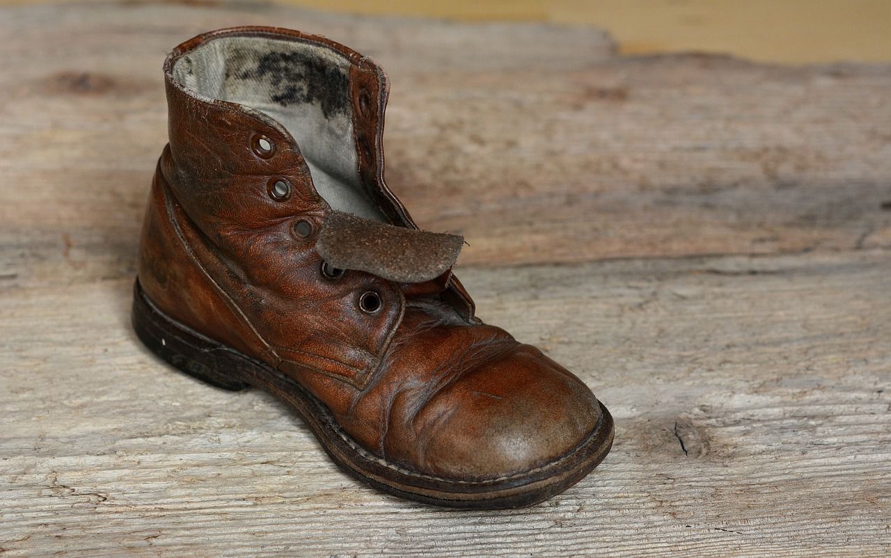 Why some people wear off their shoes faster: Habits and quality old shoe