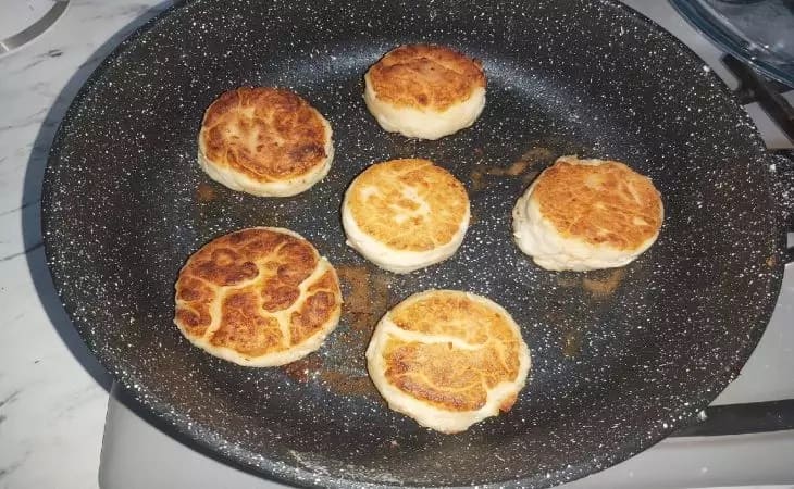 Секрет пышных сырников: что нужно добавлять, чтобы всегда получались нежные и пропеченные Сырники