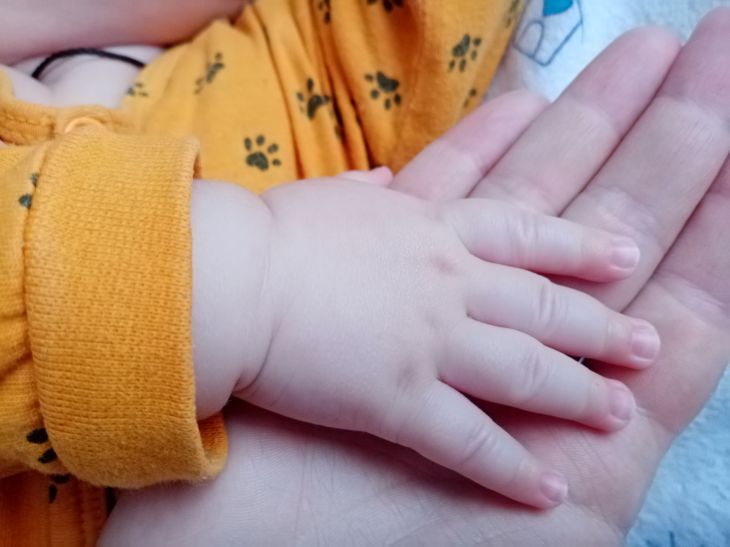 Руки Младенец