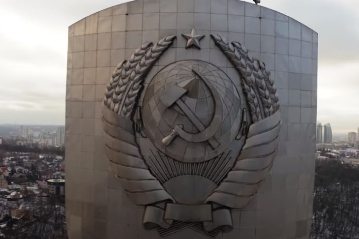 Трезубец вместо герба СССР установили на монумент «Родина-мать» в Киеве Герб СССР