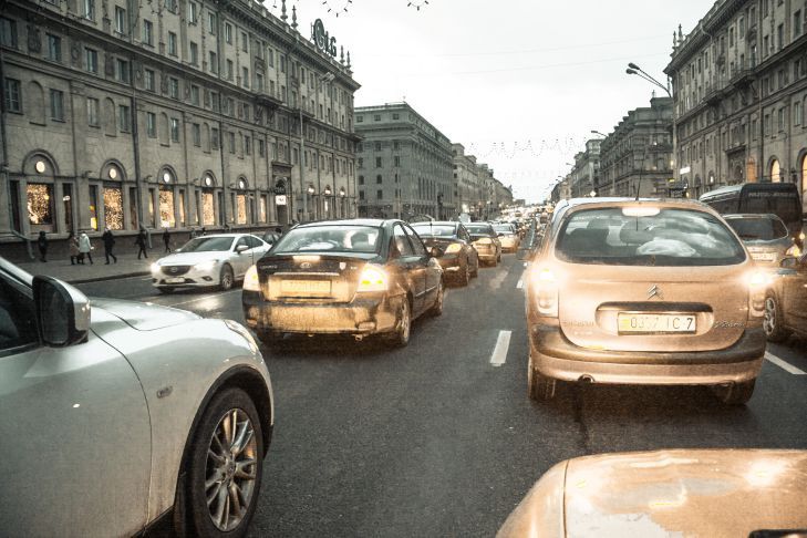 Этот день наступил. С 25 августа водители должны включать днем ближний свет фар. Иначе – штраф автомобиль