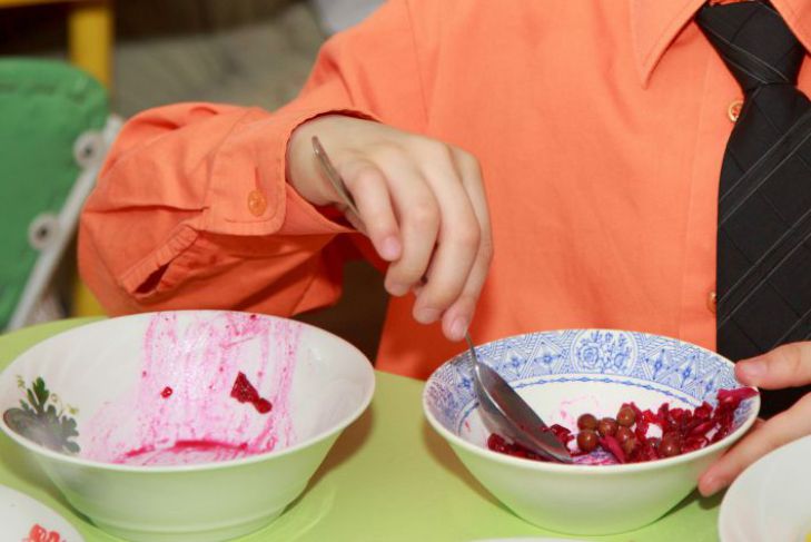 Не говорите эту фразу ребенку, когда он ест: грубая ошибка многих родителей еда