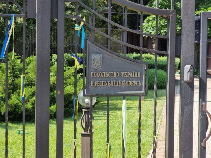 Украинские дипломаты отказываются возвращаться на родину после окончания заграничных командировок Ограда Посольство