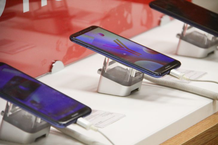 Признан виновным в завладении имуществом путем обмана телефон