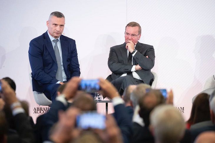 Министр обороны Германии разозлился на Кличко, просившего ракеты для ВСУ конференция