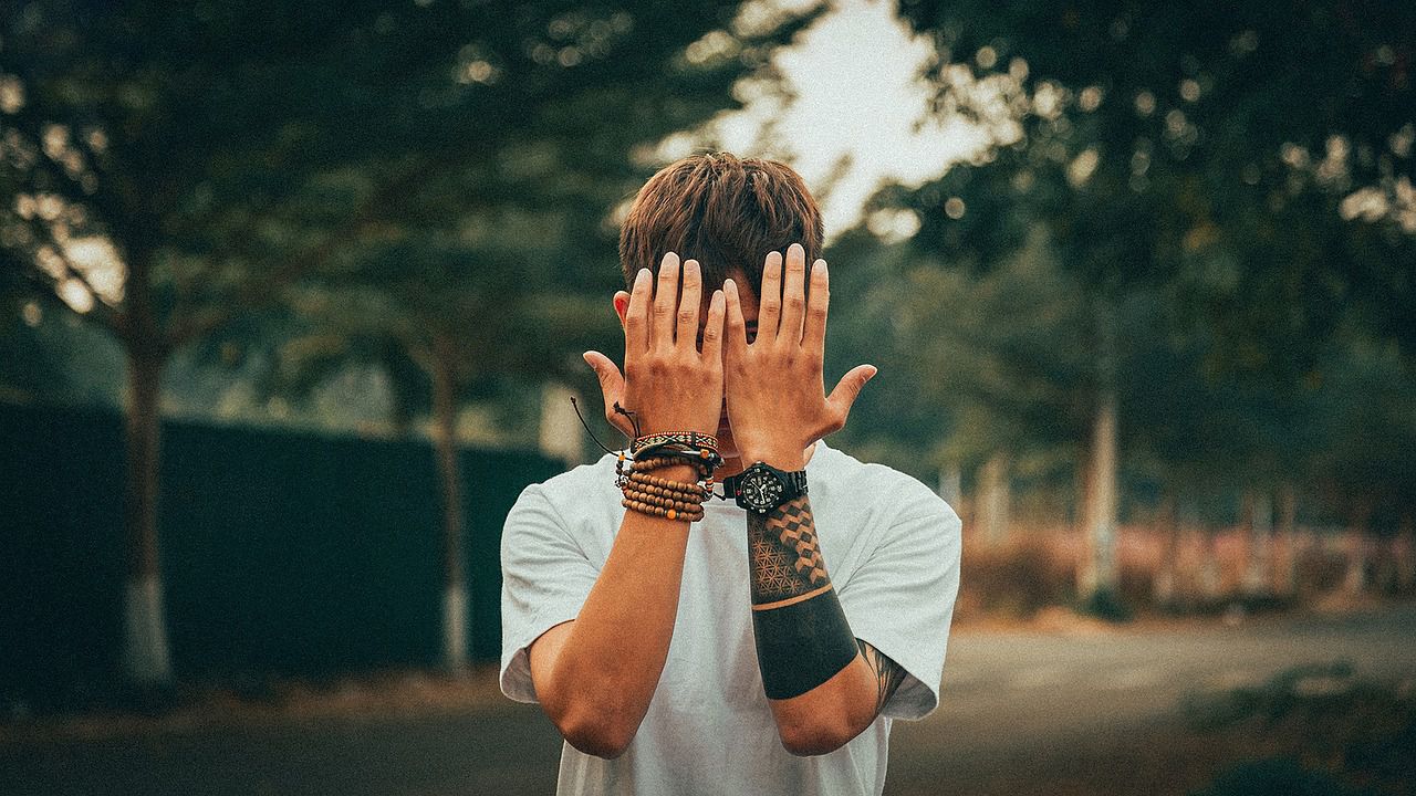 Stop paying too much attention to others: Psychologist's tips shy man