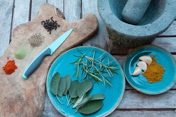 Нож и продукты