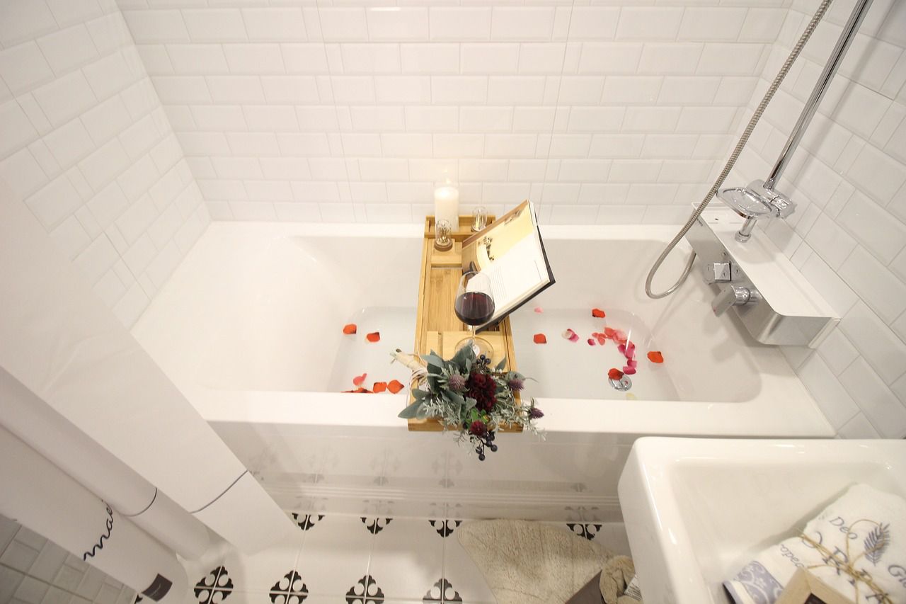 Brush cleaning tiles: Housekeeping advice bathroom