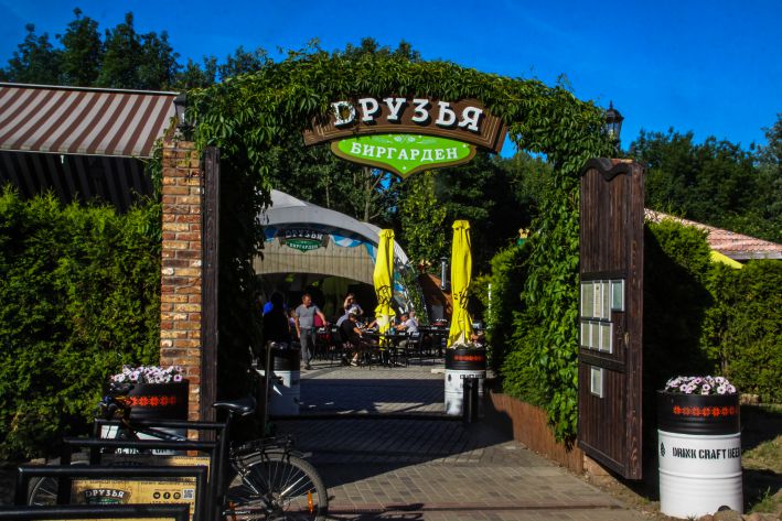 Как завести друзей после 40: 2 важных совета психологов вывеска