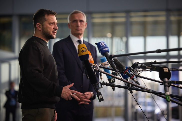 Politico: Зеленский выступил с отчаянным обращением из-за сокращения помощи Владимир Зеленский