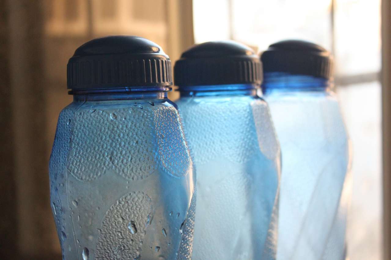 Useful Tips: How to Clean Plastic Dishes kitchen