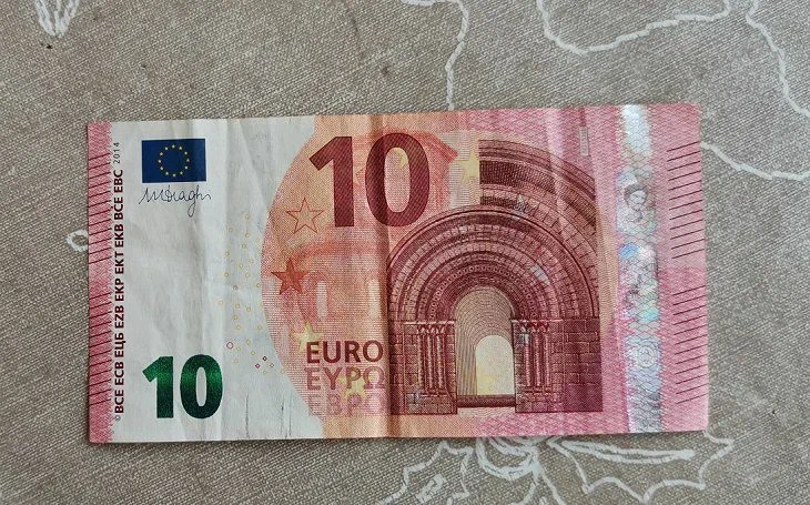 Красные деньги: опубликовано пророчество Ванги для России на 2024 год Евро