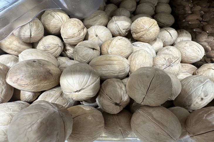 Мясников назвал продукт, который может спасти от деменции орехи