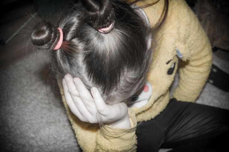 3 родительские фразы, которые могут превратить ребенка в одиночку ребёнок