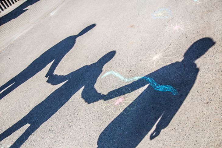 Что делать, если ребенок капризничает во время прогулки: интересная хитрость тень