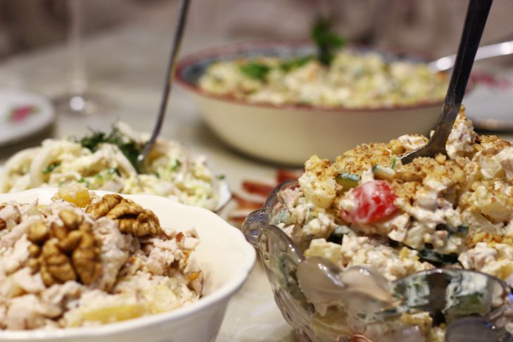 Как буквально за пять минут приготовить невероятно вкусный салат: гости удивятся салат