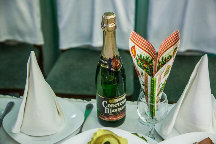 Что готовить на новогодний стол, чтобы привлечь удачу в 2024 году Сервировка Шампанское