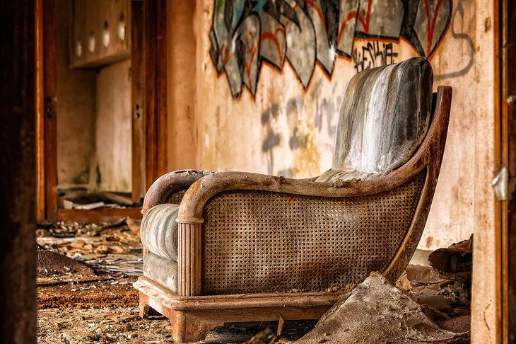 Getting rid of old furniture: Housekeeping tips chair