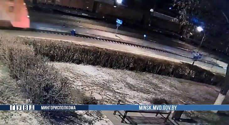 Не успел подняться. В Минске под колесами поезда погиб мужчина поезд