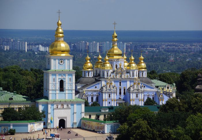 Несколько сильных взрывов прогремело в Киеве: что известно Киев