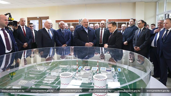Лукашенко получил от Лихачева паспорт БелАЭС люди