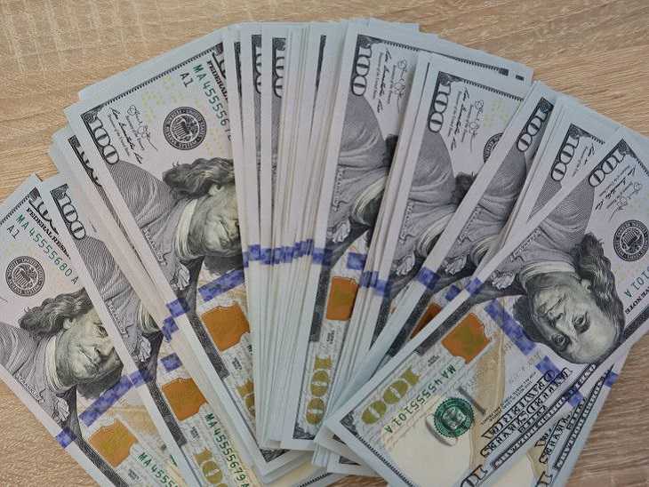 Белорусы в январе-октябре продали валюты на $483,4 млн больше, чем купили деньги