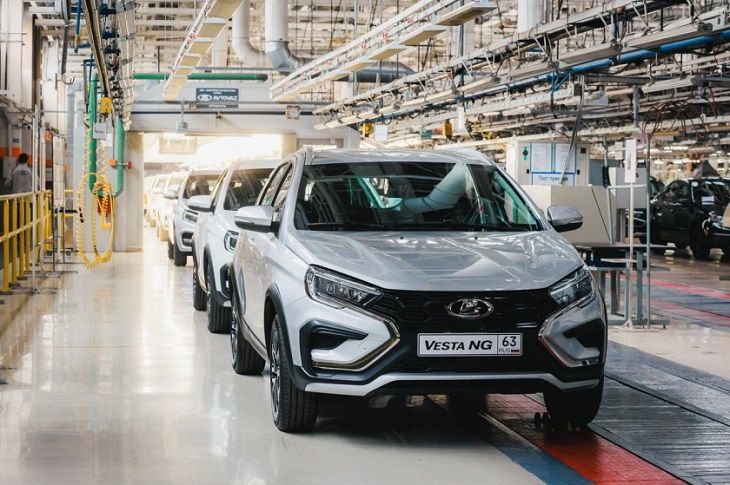 Россия возобновила выпуск популярной у белорусов Lada Vesta автомобиль
