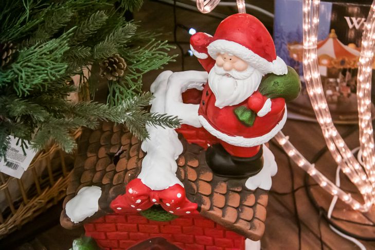 Как украсить двери дома на новогодние праздники: стильные идеи Украшение