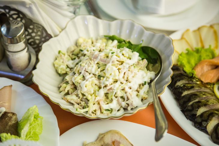 Самый нежный салат на Новый год: с куриной грудкой и пряной морковью Салат