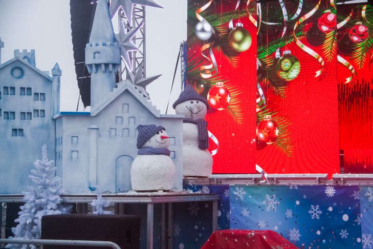 Идеи новогодних украшений для входной двери: красиво и креативно Украшение