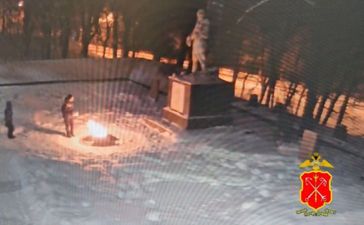 Подростки-школьники потушили Вечный огонь в Санкт-Петербурге люди