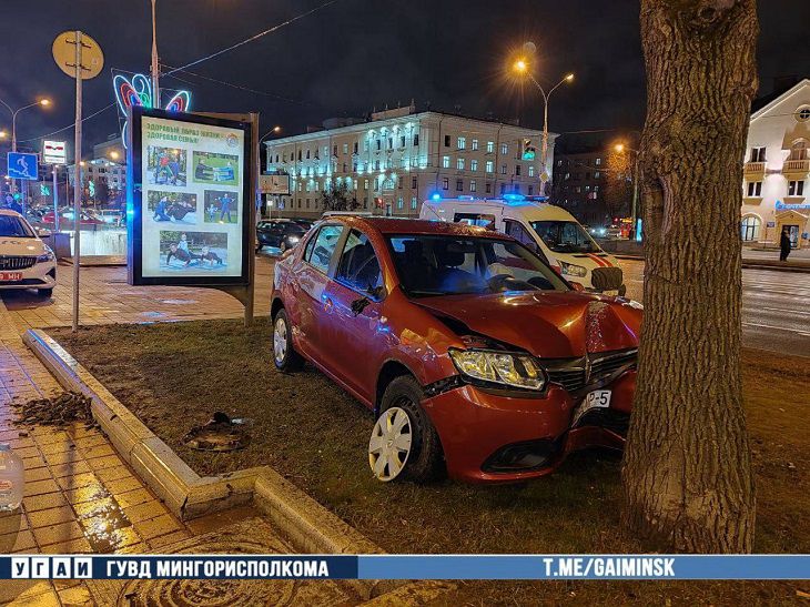На проспекте Независимости в Минске автомобиль влетел в дерево: люди пострадали автомобиль