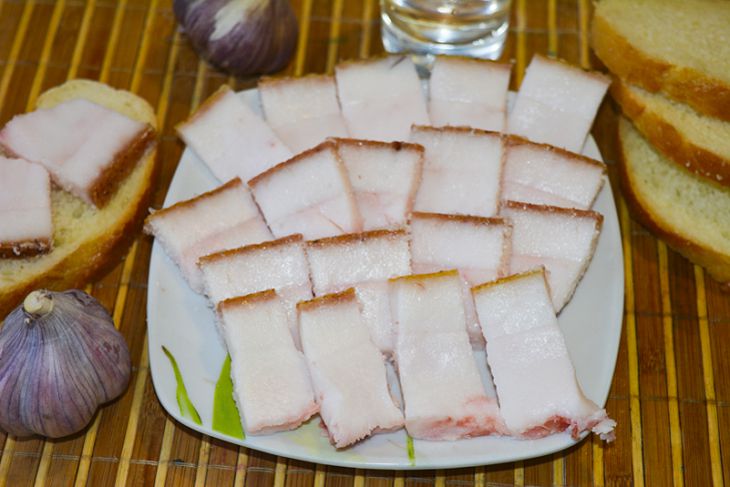 Легко нарезать и быстро съедается: готовим невероятно вкусное сало сало