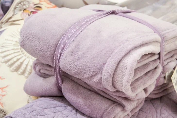 Названы 3 полезные мелочи, которые украсят квартиру или дом: оживляют интерьер Плед