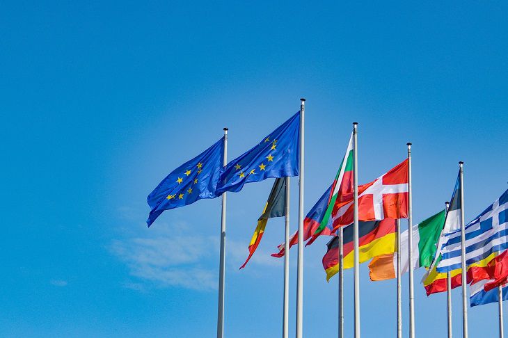 Reuters: лидеры ЕС на саммите пообещают продолжить поддержку Украины флаги