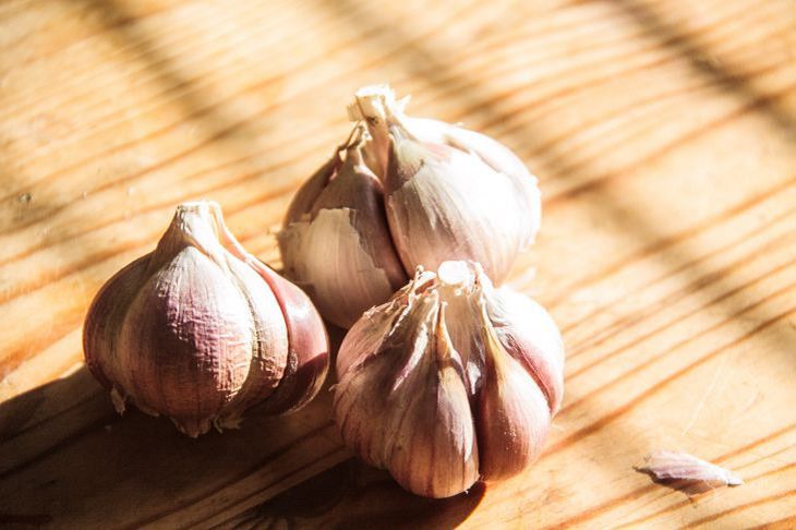 От чего полезен чеснок. Можно ли есть чеснок при простатите. Сбор от простатита. Продукты от простатита самые эффективные. Чеснок при простатите и аденоме.