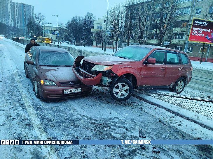 В Минске Subaru под управлением женщины «запрыгнул» на Opel