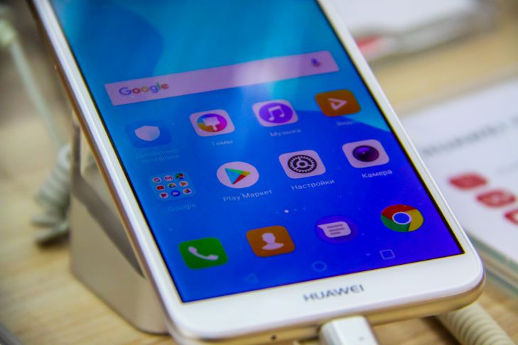 Интересный лайфхак со смартфоном и крабиком для волос: пользователям на заметку смартфон