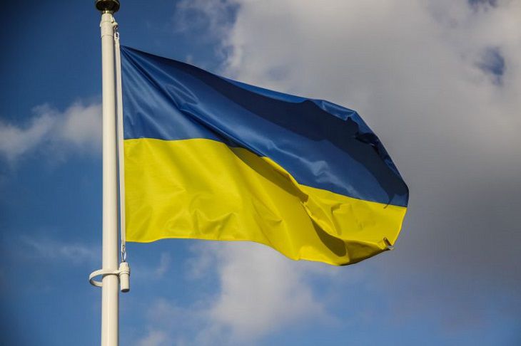 Глава Еврокомиссии призвала продолжать финансовую и военную поддержку Украины флаг