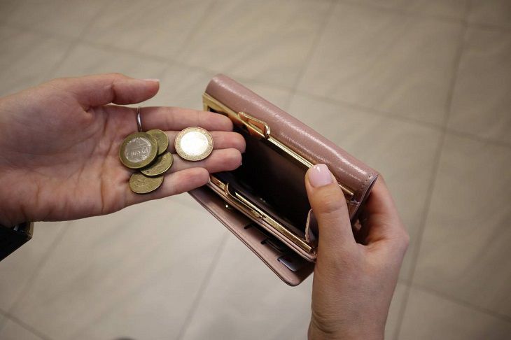 Четыре минчанки потеряли около 5 500 рублей, поверив мошенникам из «службы доставки» деньги