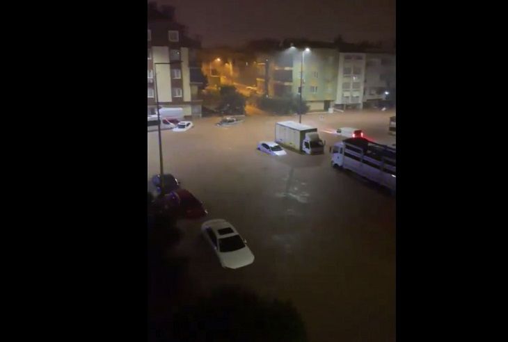 В популярной у белорусов турецкой Анталье произошло мощное наводнение город