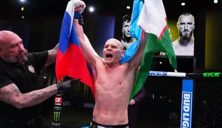 Боец Гуськов отправил в нокаут американца и вынес флаг России Гуськов