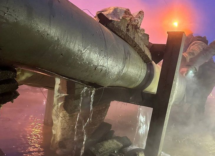 Названа причина утечки горячей воды на площади Бангалор в Минске труба