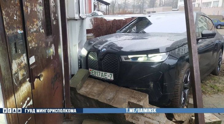 В Минске дама на BMW влетела в подъезд жилого дома