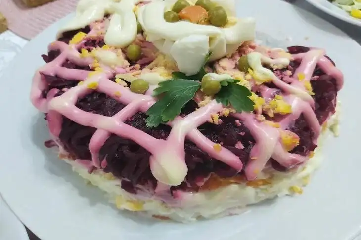 Как сделать сервировочное кольцо для салата своими руками: понадобится только бутылка Салат