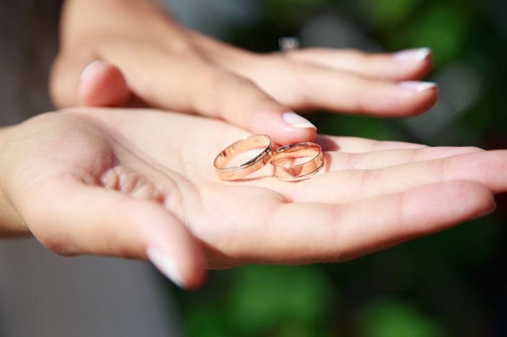 Милиция задержала «целительницу», которая вместе с порчей сняла с пенсионерки украшения кольца