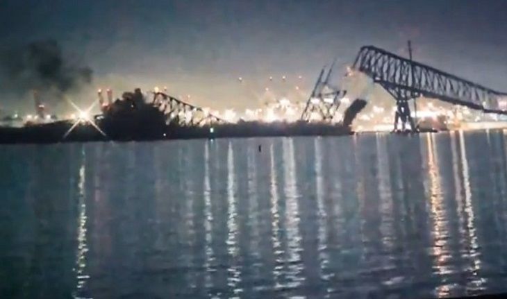 В США корабль протаранил мост, он обрушился, в воду автомобили с людьми упали