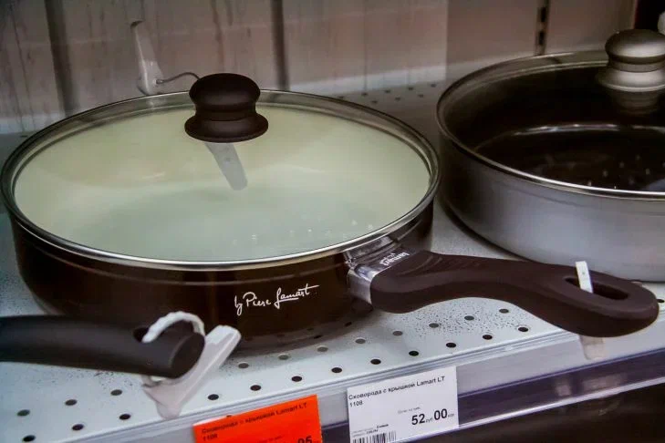 Для чего на ручке сковороды делают отверстие: полезная функция, о которой многие не знают Сковорода